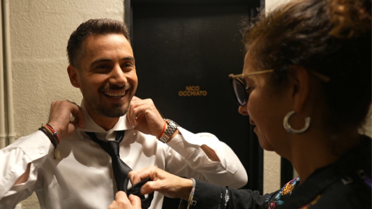 El blooper de Nico Occhiato poniéndose una corbata antes de La Voz Argentina 2025