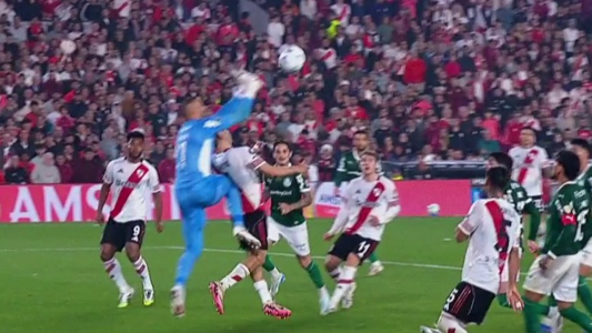 River vs. Palmeiras - Piden penal por un rodillazo de Weverton a Montiel - Libertadores 2025