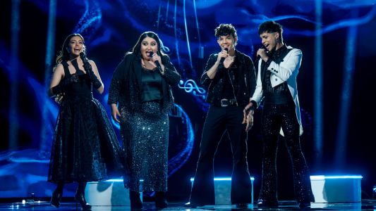 Los cuatro finalistas interpretaron "Gracias por la música"