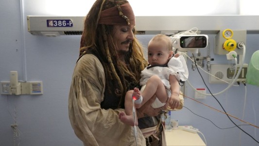 Johnny Depp reveló cómo vive sus visitas a hospitales de niños como Jack Sparrow
