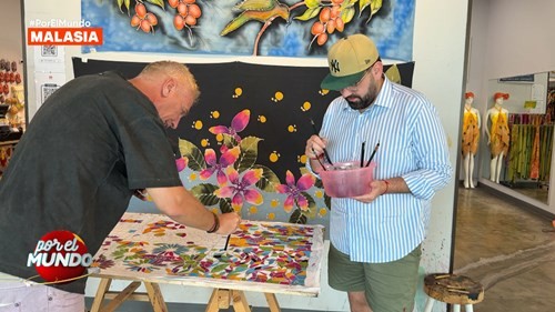 Marley y Damián Betular se animaron a hacer arte batik malayo