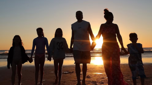 Atardeceres y juegos en familia: Las últimas vacaciones de Cami Homs antes del nacimiento de Aitana