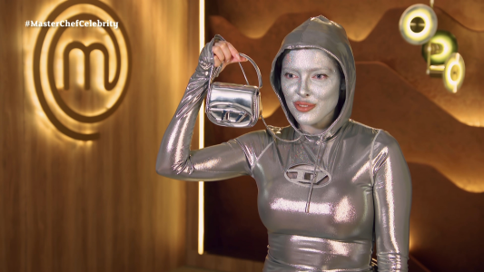 De pies a cabeza: La Reini celebró sus medallas de plata con un nuevo body paint