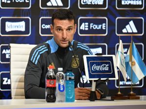 Línea de 3 o de 4: la incógnita que mantiene Scaloni para el debut de la Selección Argentina en el Mundial