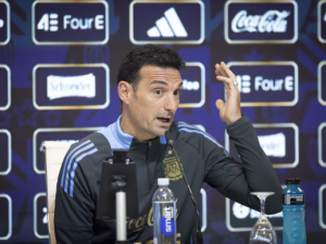 Scaloni confirmó que el Dibu Martínez y Julián Álvarez están “disponibles” para el debut ante Argelia