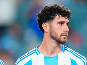 Marcos Senesi llegó a Kansas City para sumarse al plantel mundialista de la Selcción Argentina