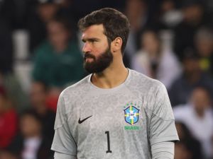 Alisson cree que es “bueno” que Brasil despierte "dudas" antes del Mundial