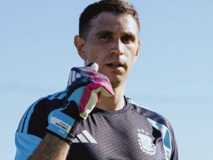 "Dibu" Martínez dio un paso clave en su recuperación y entrenó con el guante derecho por primera vez