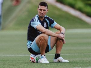 Scaloni probó dos esquemas y mantiene la incógnita sobre el equipo para el debut ante Argelia