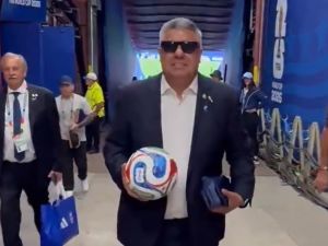 Claudio Tapia se llevó la pelota del hat-trick de Lionel Messi ante Argelia